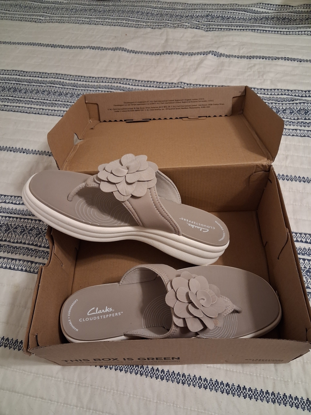 Clarks Cloudsteppers Women's Taupe Floral Thong Sandals
